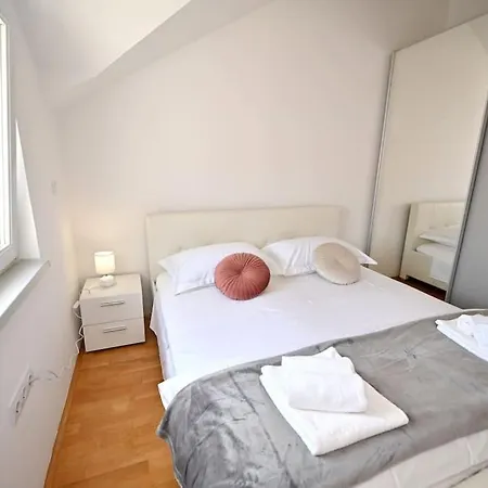 L & Z Visnjik ,free Private Garage & Self Check-in Zadar