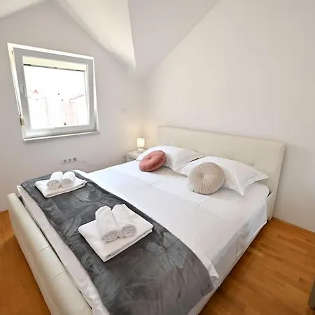 Apartment L & Z Visnjik ,free Private Garage & Self Check-in *