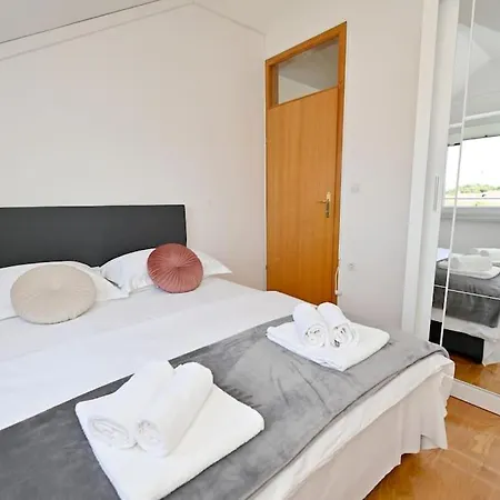 Apartment L & Z Visnjik ,free Private Garage & Self Check-in Zadar