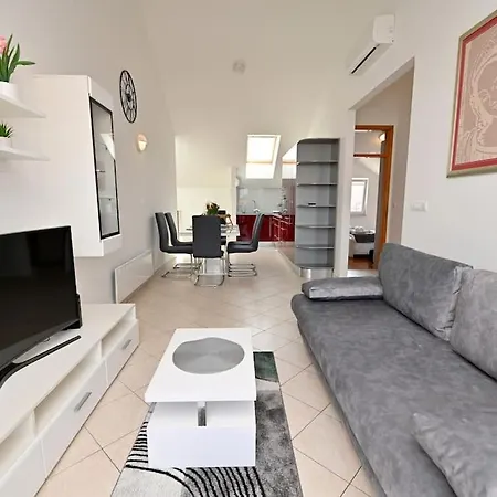 L & Z Visnjik ,free Private Garage & Self Check-in Apartment Zadar