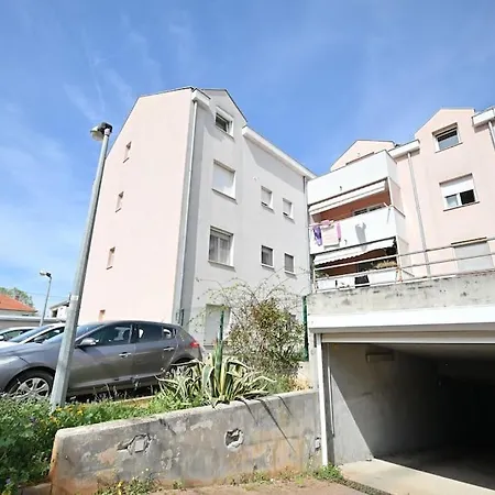 L & Z Visnjik ,free Private Garage & Self Check-in Zadar