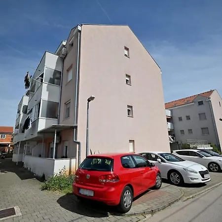 L & Z Visnjik ,free Private Garage & Self Check-in Apartment